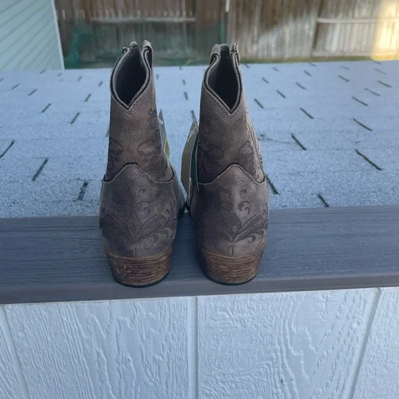 Brand new so cute and so comfortable roper booties!!! 🫶🏻🫶🏻❤️❤️ - Picture 4 of 9